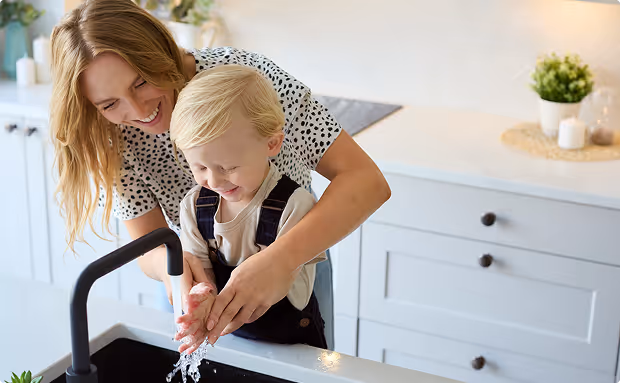 Famille profitant d'une eau adoucie au CO₂ — confort peau et cheveux