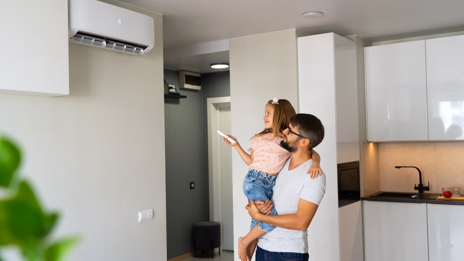 Comparaison d'une climatisation multi-split murale et d'un système gainable invisible installés par Kozéo dans une maison de Bourgogne