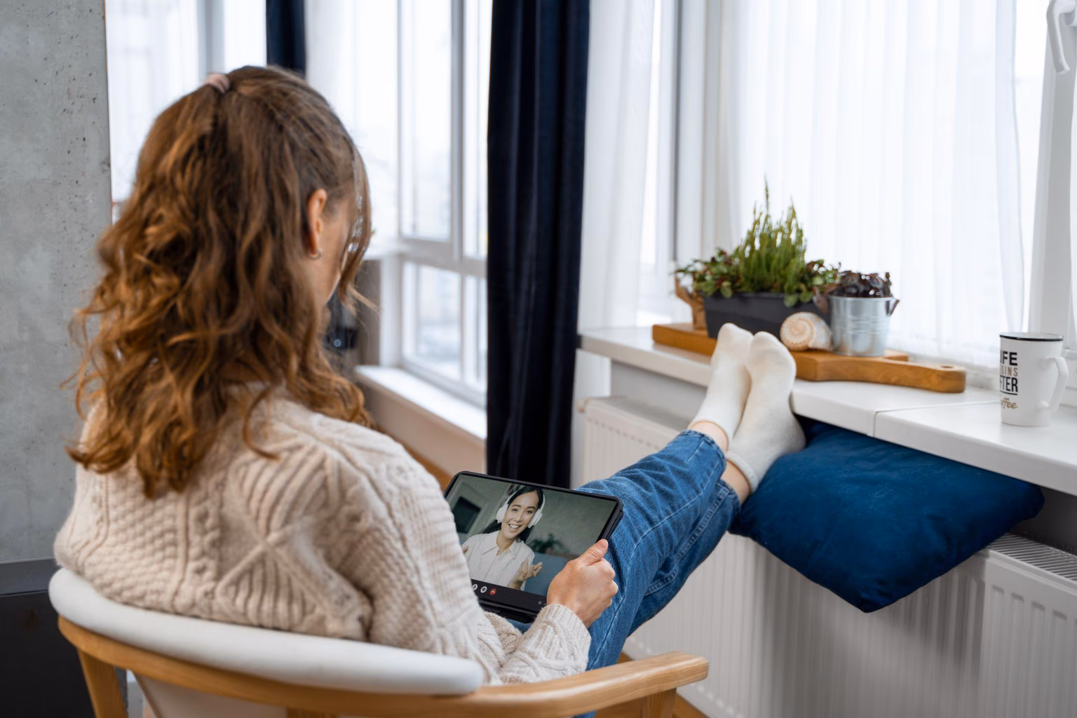 Femme confortablement installée au chaud dans un salon chauffé par une pompe à chaleur bien réglée, scène d'intérieur cosy en hiver