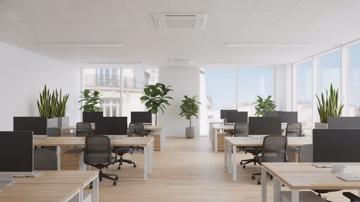 Open space de bureaux climatisé par des cassettes encastrées dans le faux plafond