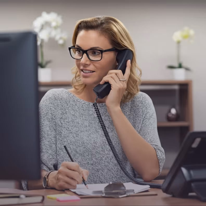 Conseillère Kozéo prenant un appel de dépannage au bureau