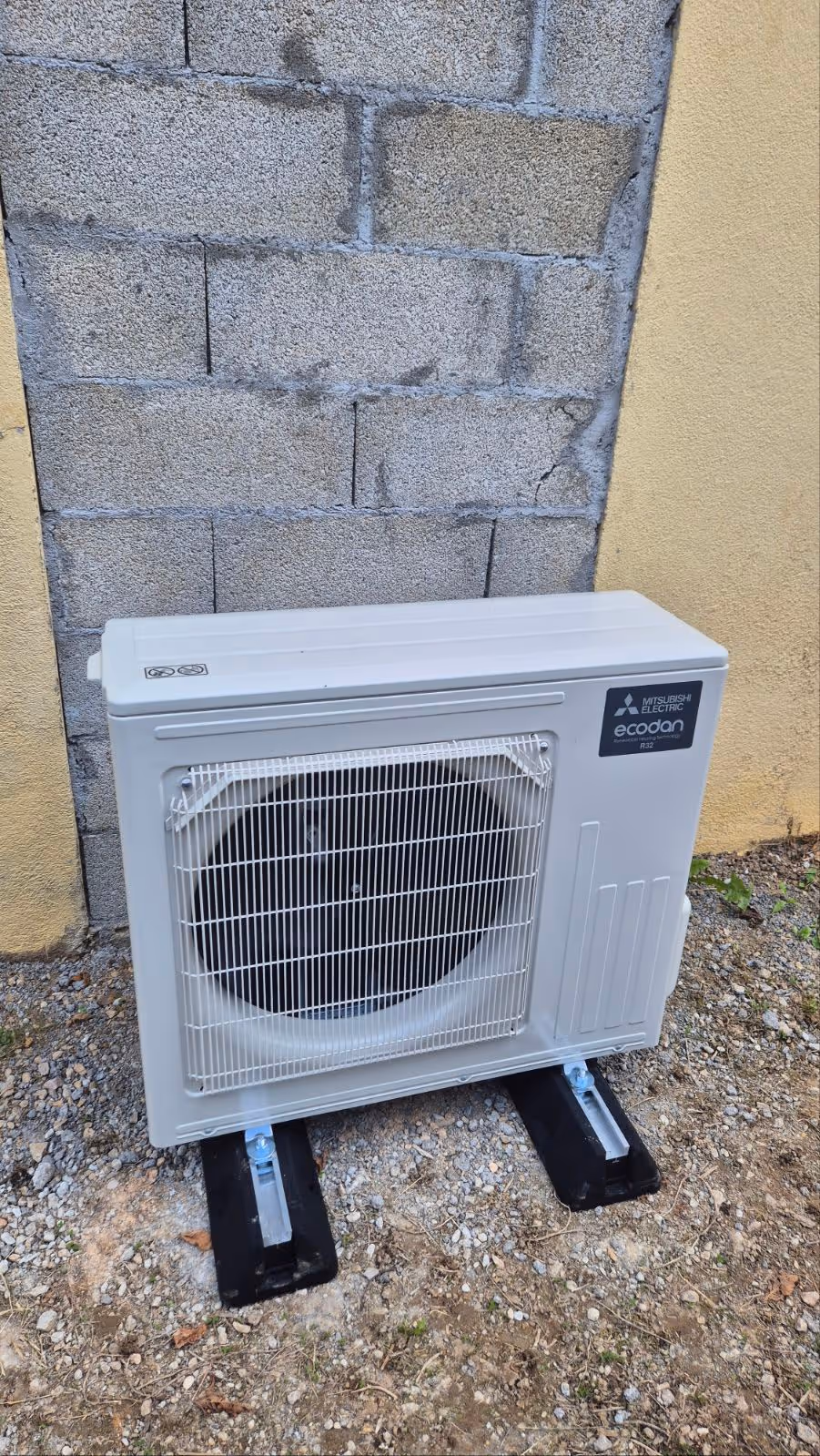 Installation d'une pompe à chaleur Mitsubishi Ecodan par l'équipe salariée Kozéo à Givry