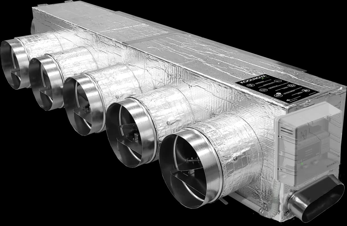 Plénum motorisé Koolnova pour climatisation gainable : registres de zonage motorisés et module de pilotage WiFi, installé par Kozéo