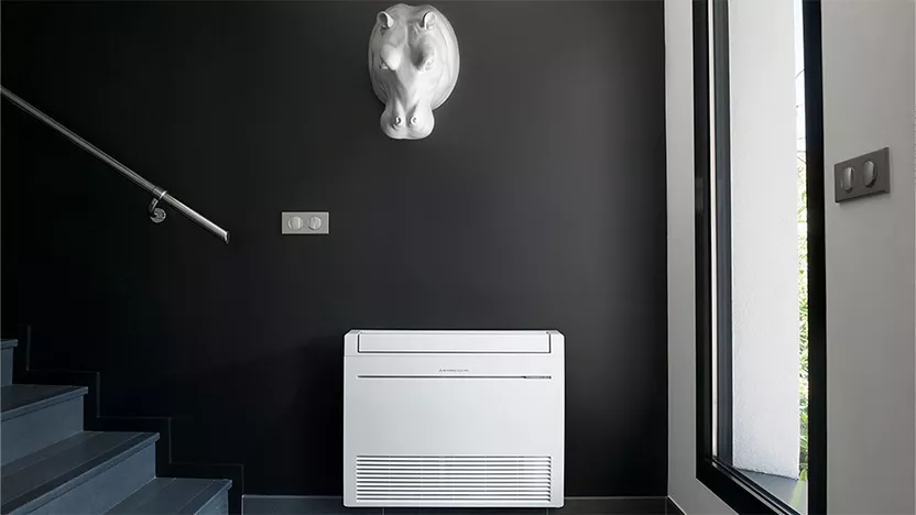 Console de climatisation Mitsubishi Electric posée au sol : idéale dans les pièces à grande hauteur sous plafond, installée par Kozéo