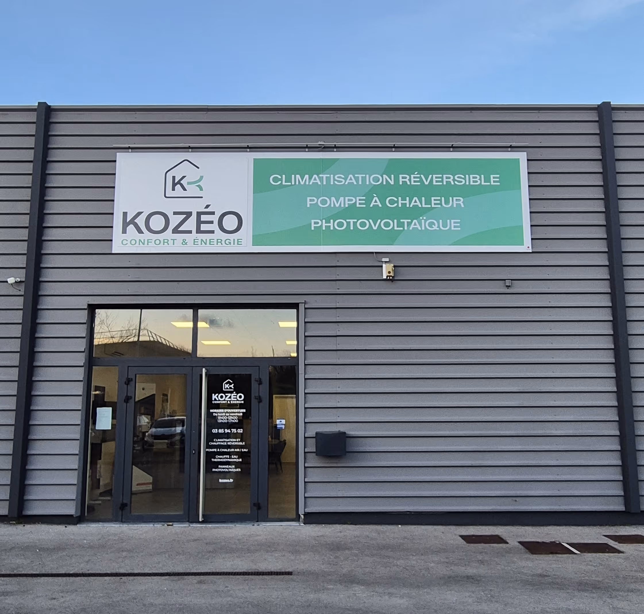 Façade de l'agence Kozéo, panneau et entrée à Saint-Rémy