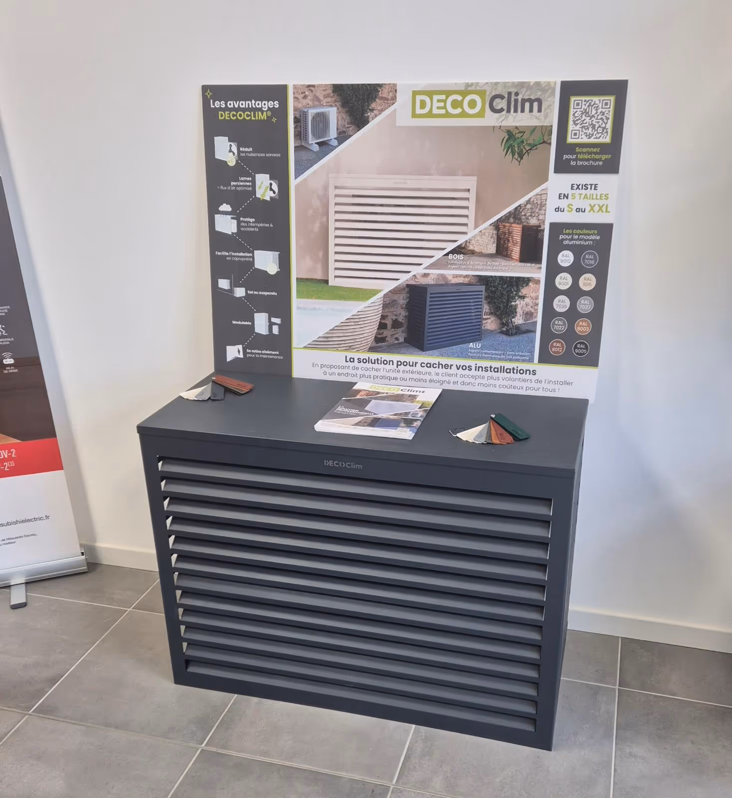 Intérieur du showroom Kozéo avec brochures et matériel