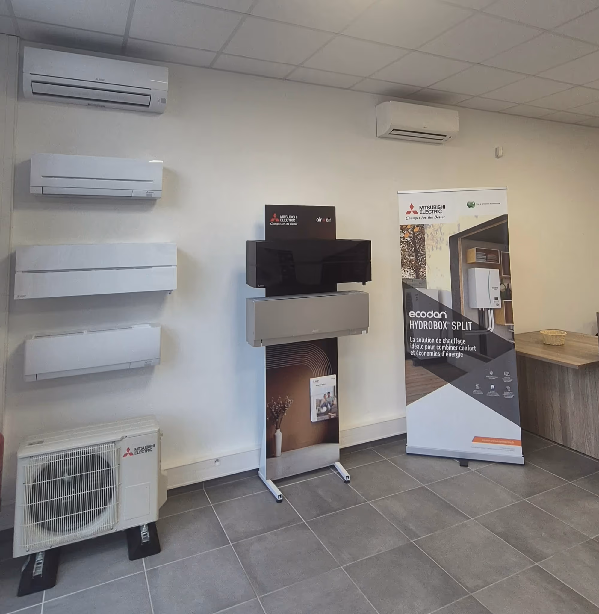Showroom Kozéo à Saint-Rémy, unités de climatisation Mitsubishi Electric exposées, à 25 minutes de Montceau-les-Mines