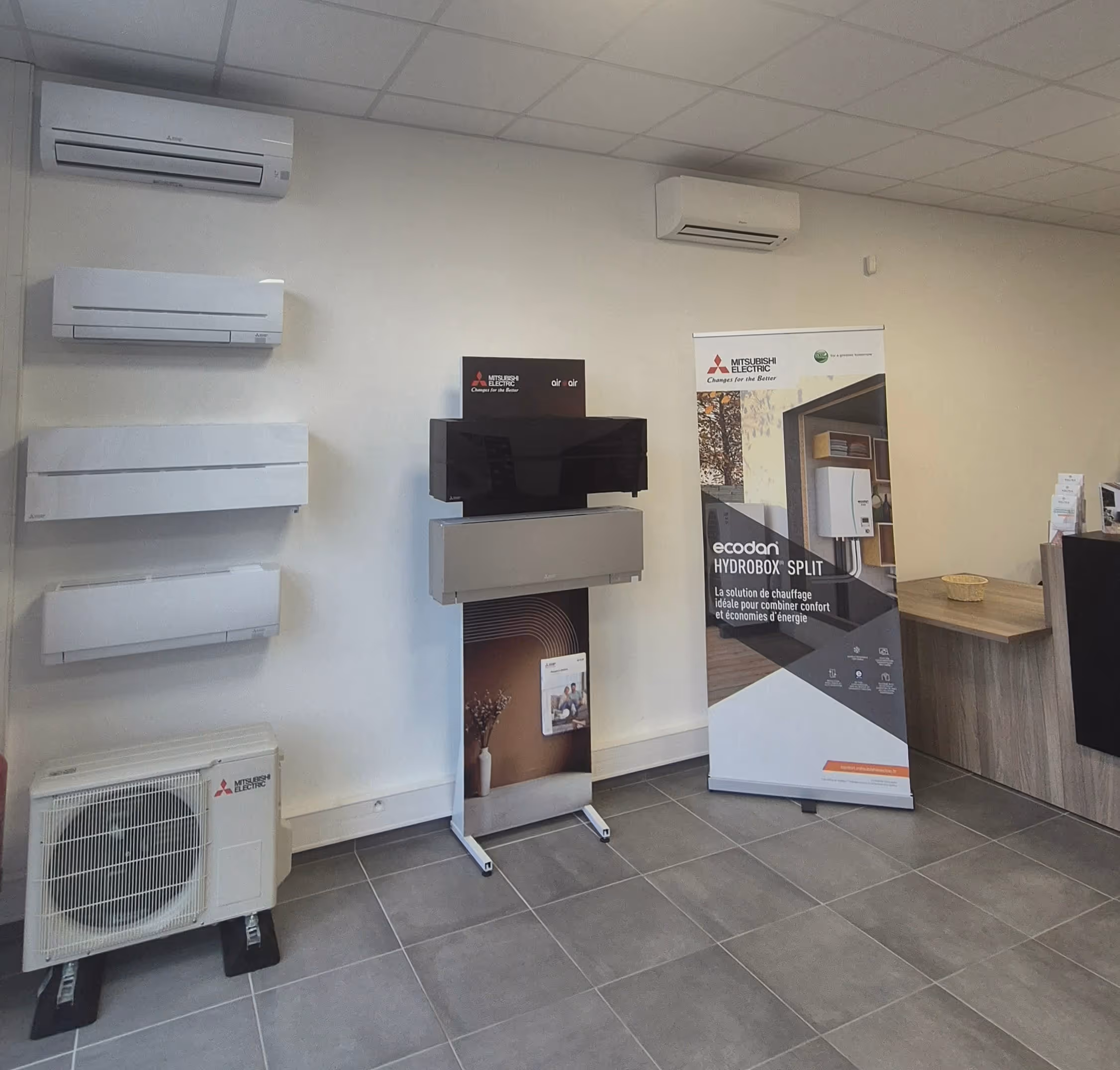 Unités de climatisation Mitsubishi Electric exposées dans le showroom Kozéo