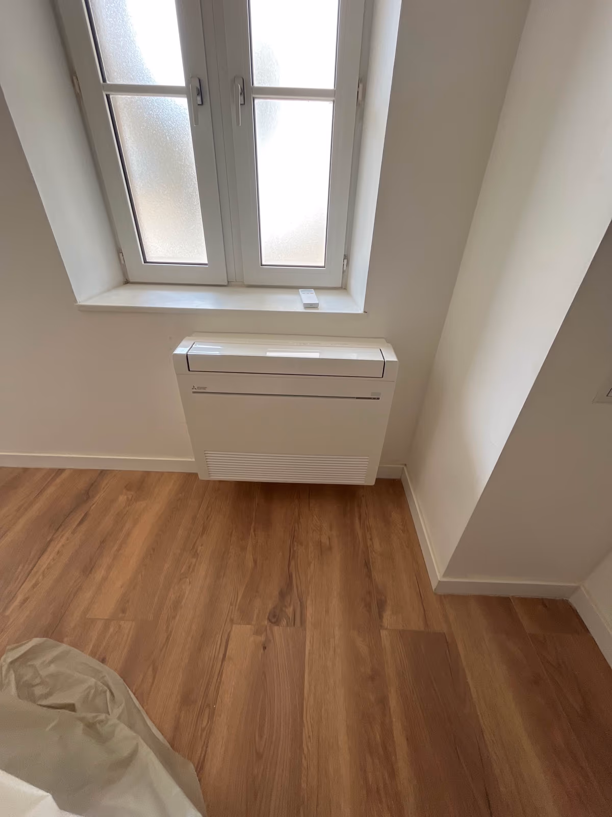 Unité intérieure console de climatisation réversible Mitsubishi installée par Kozéo à Dijon
