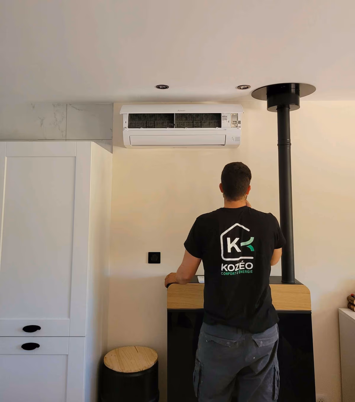 Technicien Kozéo réalisant la mise en service d'une unité murale de climatisation Mitsubishi à Marmagne