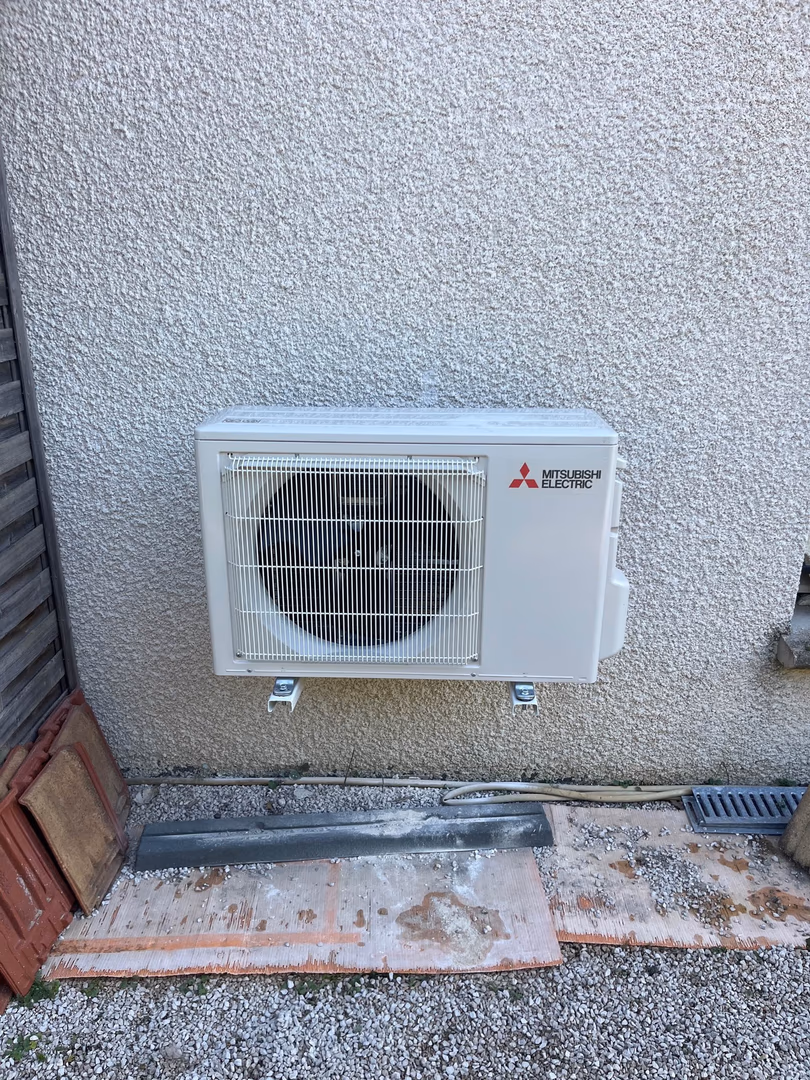 Unité extérieure Mitsubishi AY25 installée par Kozéo à Meursault
