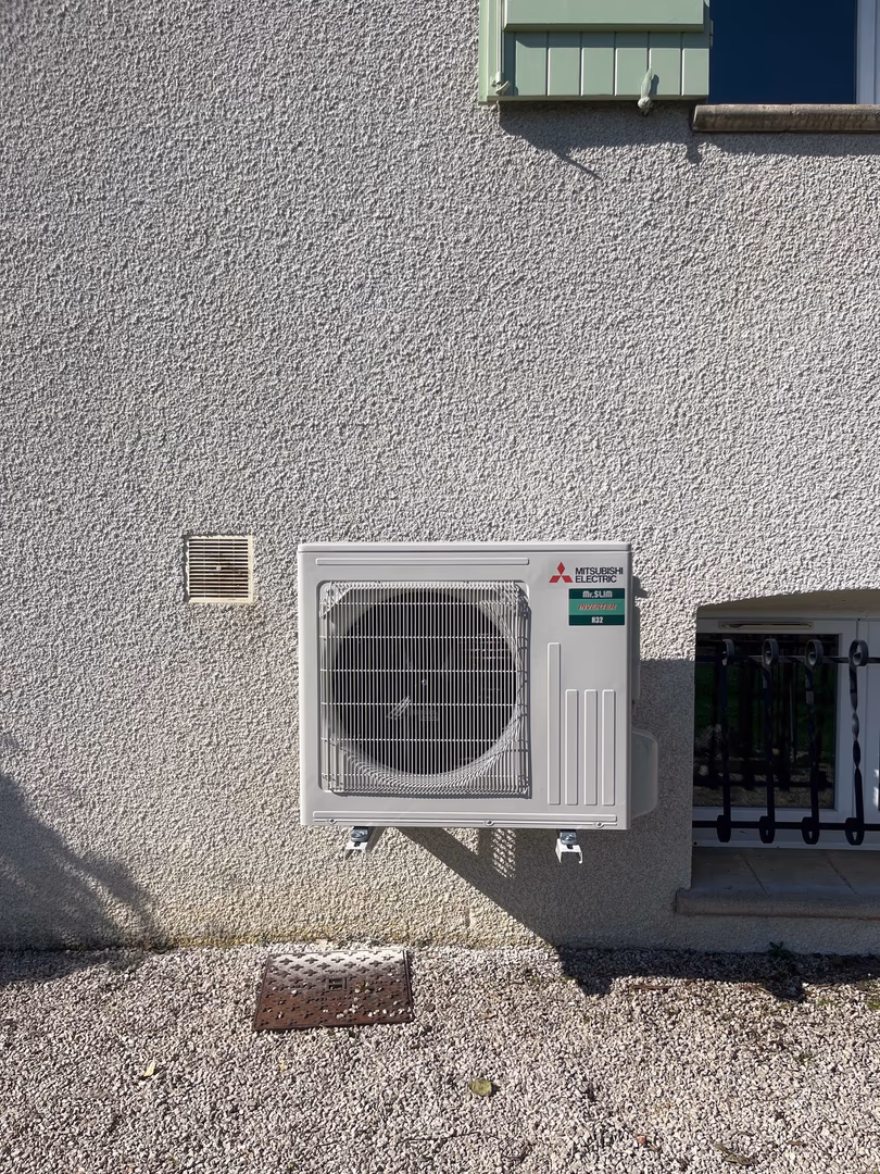 Unité extérieure de climatisation réversible Mitsubishi MSZ-KT50 installée par Kozéo à Meursault