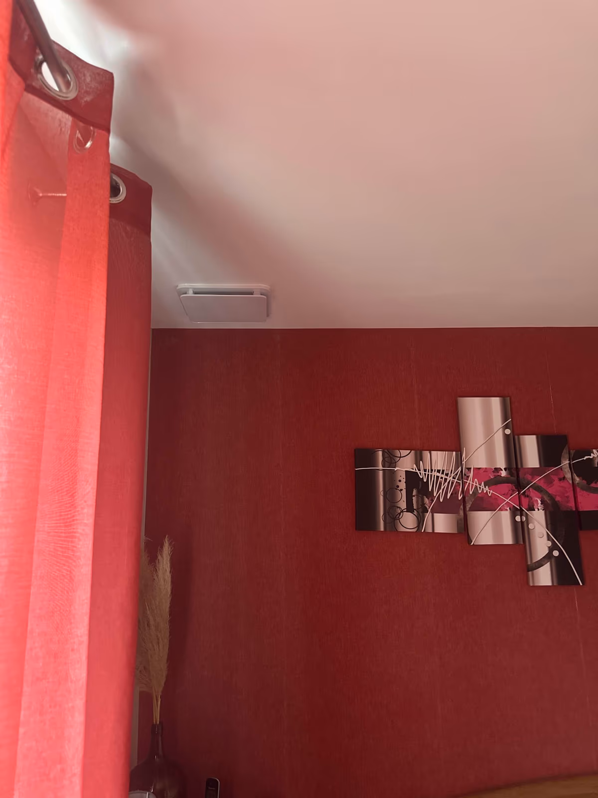 Diffuseur de soufflage extra-plat au plafond d'une pièce, climatisation gainable zonée installée par Kozéo à Saint-Pierre-de-Varennes