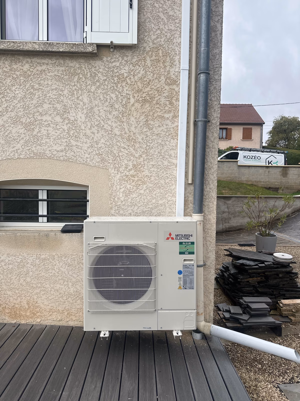 Unité extérieure Mitsubishi Electric PUZ-ZM71 d'une climatisation gainable installée par Kozéo sur une terrasse à Saint-Pierre-de-Varennes, près du Creusot