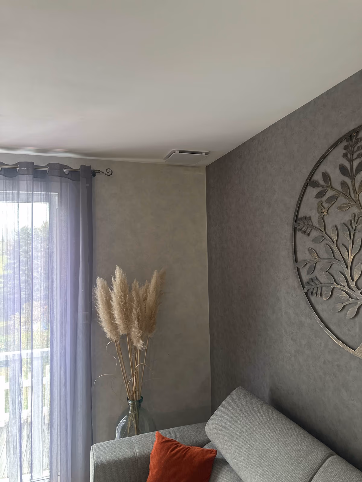 Diffuseur extra-plat au plafond du séjour, seule partie visible de la climatisation gainable installée par Kozéo à Saint-Pierre-de-Varennes