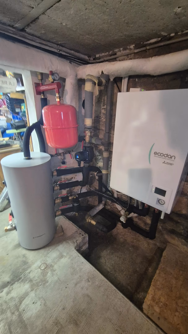 Pose de pompe à chaleur air-eau par l'équipe Kozéo