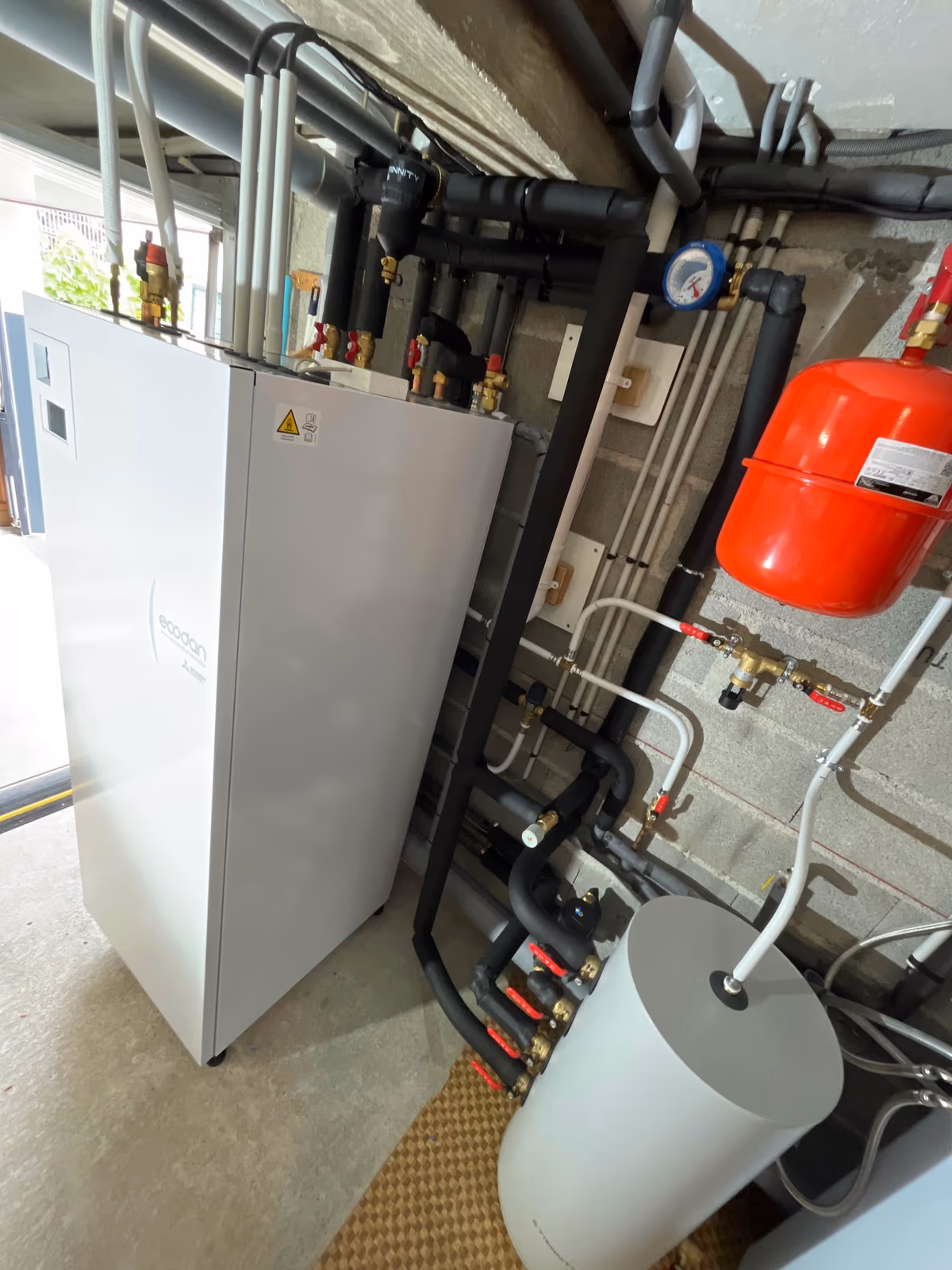 Module hydraulique Mitsubishi Ecodan, vase d'expansion et ballon installés par Kozéo dans le local technique d'une maison à Nuits-Saint-Georges