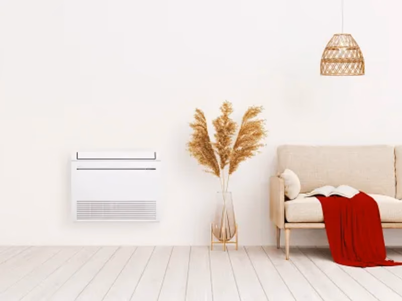 Console Mitsubishi Electric au sol dans un salon — alternative au radiateur