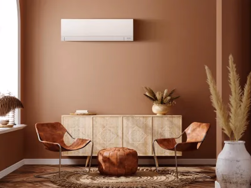 Climatisation murale Mitsubishi Electric installée dans un salon design